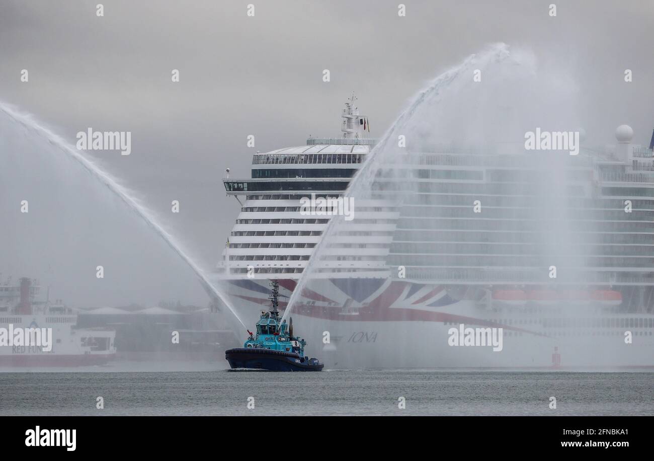 Southampton, Hampshire, Royaume-Uni. 16 mai 2021. Le nouveau bateau de croisière P&O Iona navigue dans Southampton. D’une longueur de 344 mètres, Iona est le plus grand navire de croisière de Grande-Bretagne et sera nommé plus tard aujourd’hui sur les quais de Southampton. La cérémonie de nomination, qui présentera un spectacle de la star de la musique Gary Barlow, se déroule comme un événement virtuel, avec des invités VIP qui regardent la cérémonie à distance. Credit Stuart Martin/Alay Live News Banque D'Images