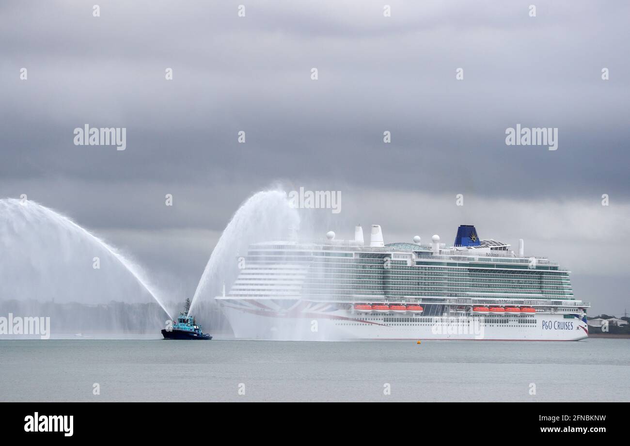 Southampton, Hampshire, Royaume-Uni. 16 mai 2021. Le nouveau bateau de croisière P&O Iona navigue dans Southampton. D’une longueur de 344 mètres, Iona est le plus grand navire de croisière de Grande-Bretagne et sera nommé plus tard aujourd’hui sur les quais de Southampton. La cérémonie de nomination, qui présentera un spectacle de la star de la musique Gary Barlow, se déroule comme un événement virtuel, avec des invités VIP qui regardent la cérémonie à distance. Credit Stuart Martin/Alay Live News Banque D'Images