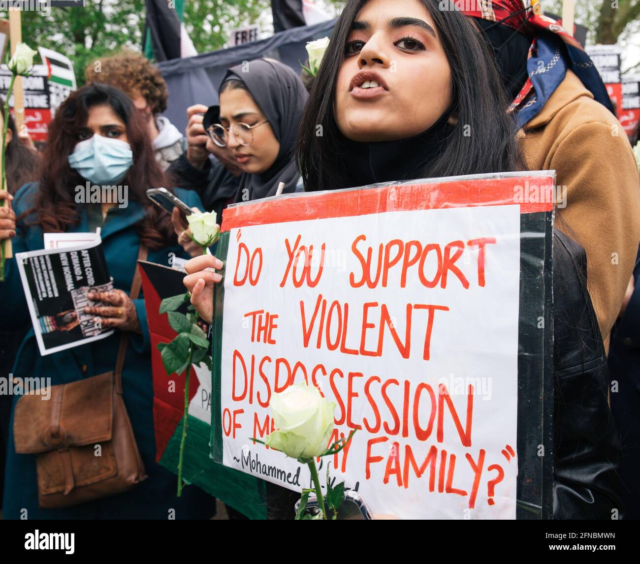 Londres, Royaume-Uni. 15 mai 2021. Des milliers de personnes manifestent contre la violence entre Israël et Gaza. On estime que 100,000 000 personnes ont défilé en faveur des Palestiniens, de Marble Arch à l'ambassade israélienne, pour protester contre les combats en cours entre Israël et les militants à Gaza. Crédit : Denise Laura Baker/Alay Live News Banque D'Images