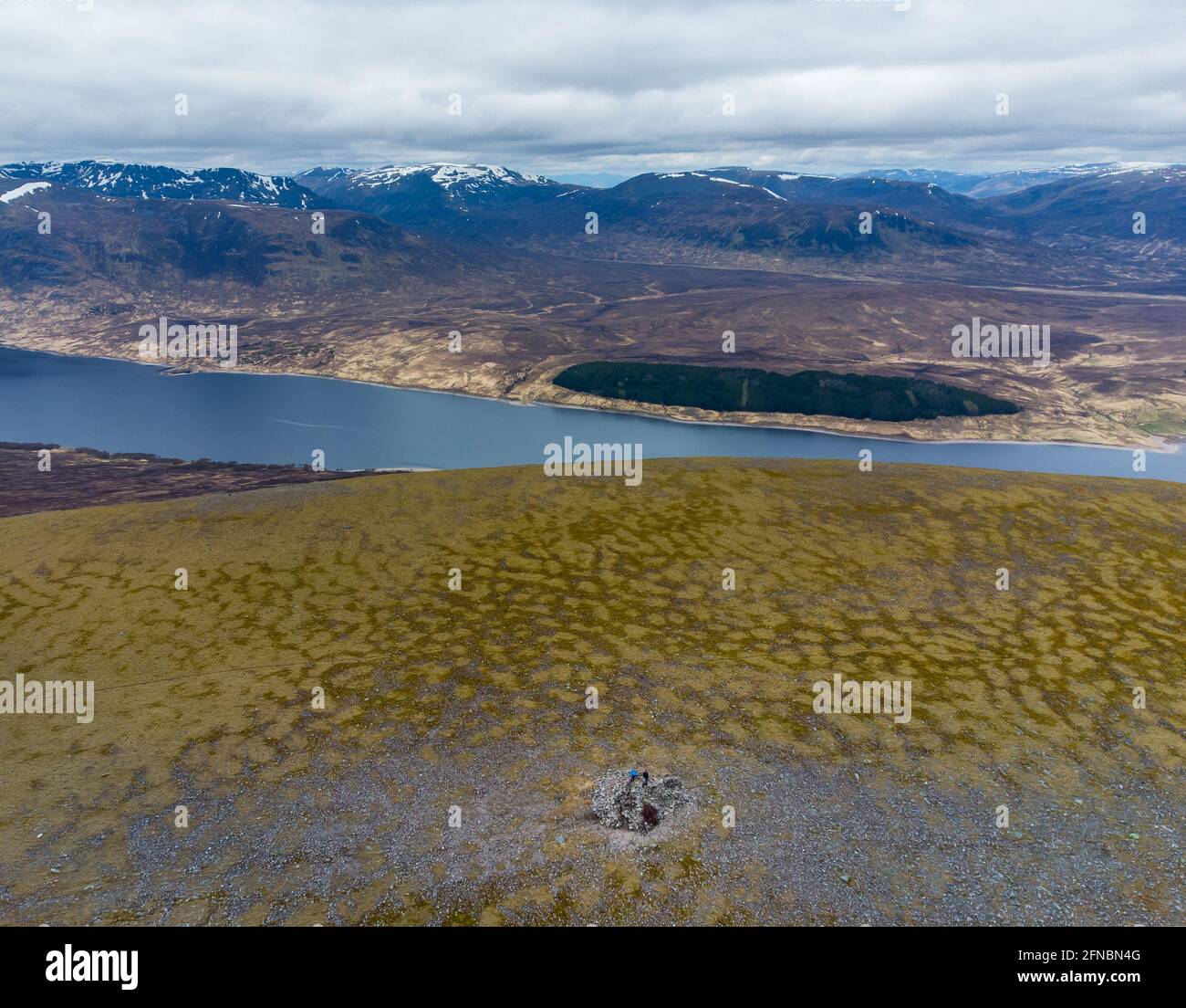 Vue aérienne par drone du sommet cairn de la montagne Munro de Beinn Udlamain sur le côté ouest du col de Drumochter, en Écosse, avec le Loch Ericht vu Banque D'Images