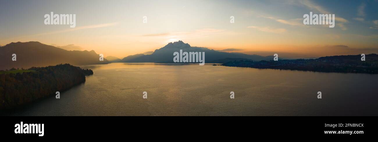 Panorama en soirée du canton de Lucerne. Montagnes dans la lumière du coucher du soleil. Pic de Pilatus. Banque D'Images