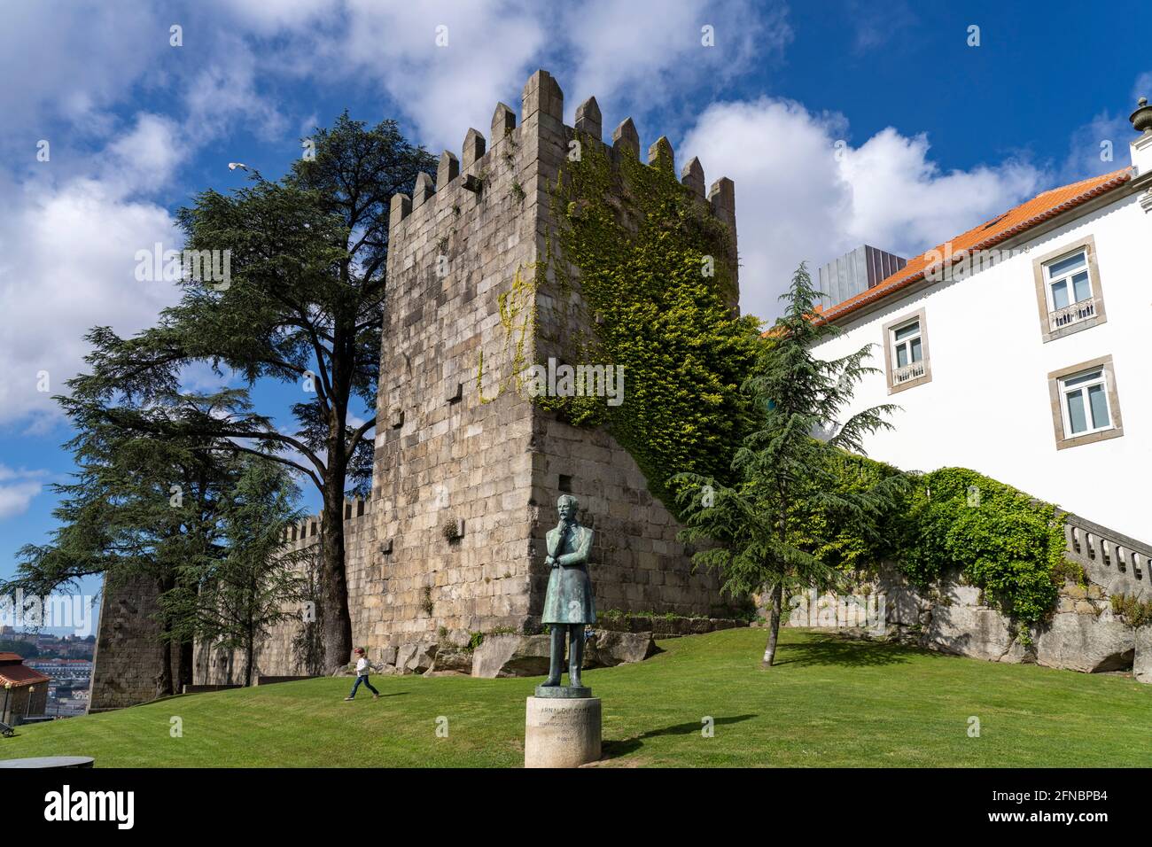 Statue Arnaldo Gama vor dem Turm der historischen Stadtmauer à Porto, Portugal, Europa | Statue Arnaldo Gama et tour historique de la ville à Porto Banque D'Images