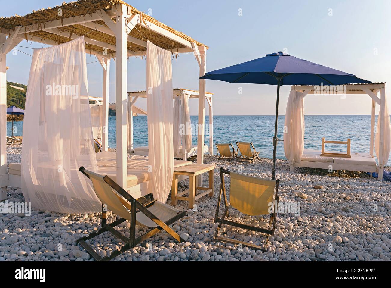 De magnifiques canopies ou baldachine sur la plage au coucher du soleil. Concept de vacances et de détente. Banque D'Images
