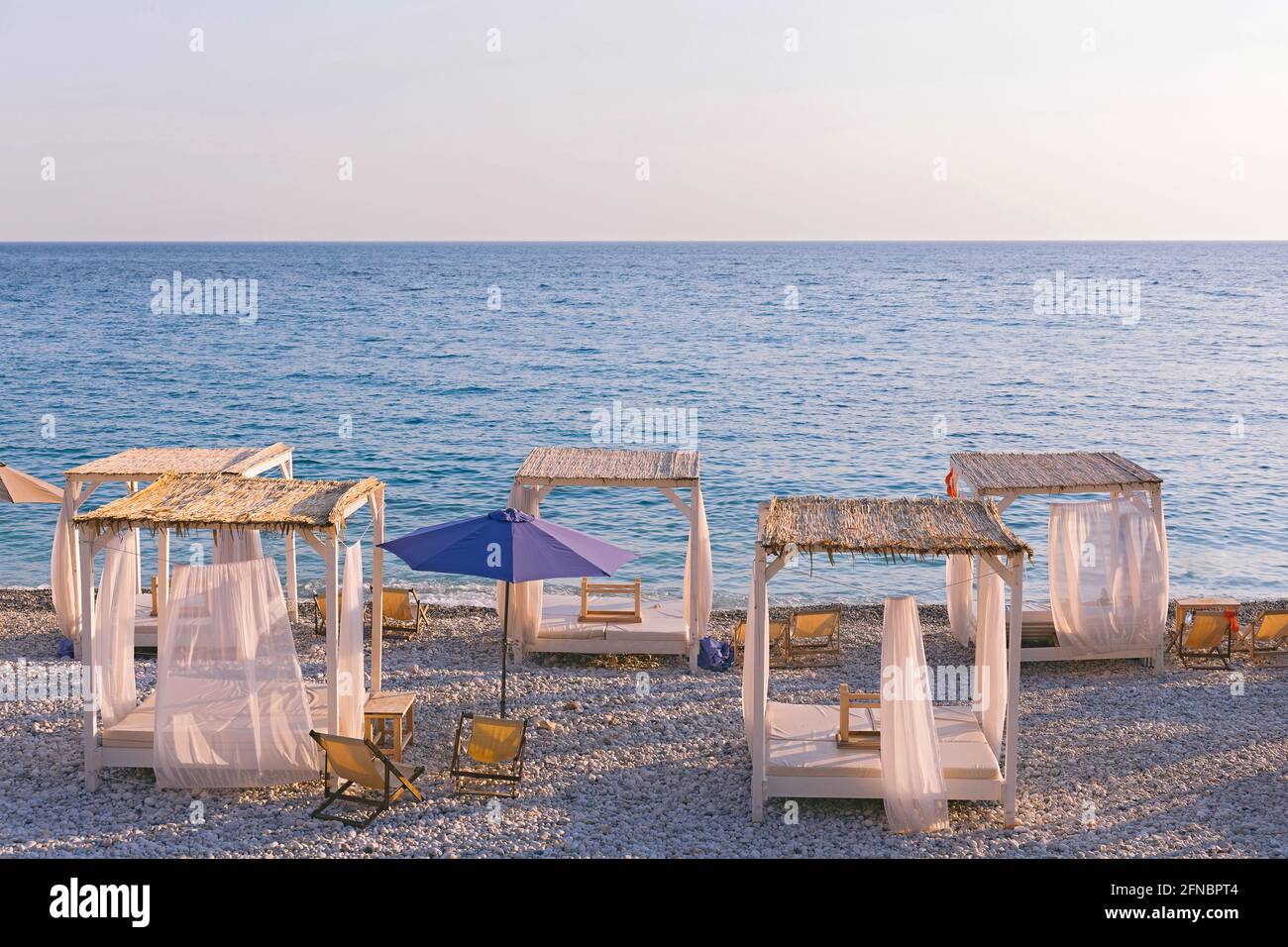 De magnifiques canopies ou baldachine sur la plage au coucher du soleil. Concept de vacances et de détente. Banque D'Images