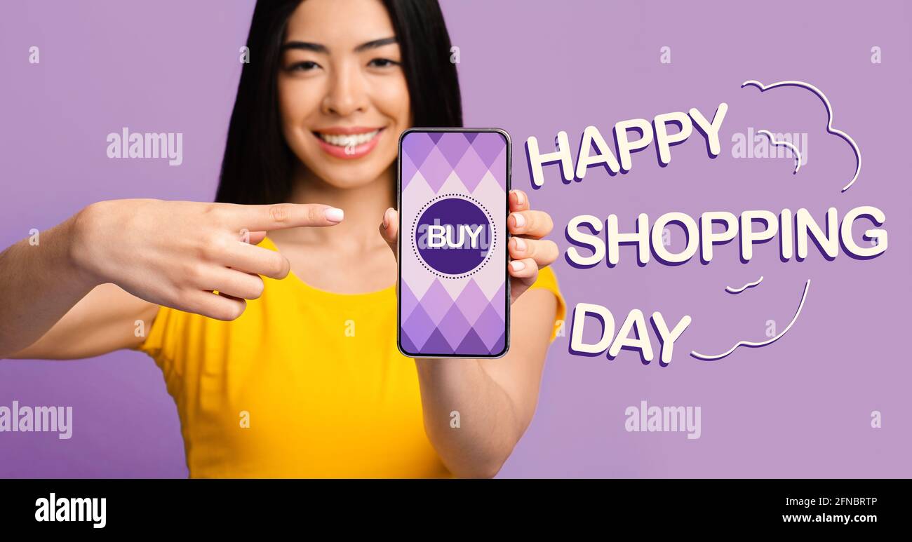 Bonne dame asiatique pointant sur l'écran de téléphone portable avec l'application ouverte de magasin d'Internet, le choix d'acheter des marchandises en ligne, collage Banque D'Images