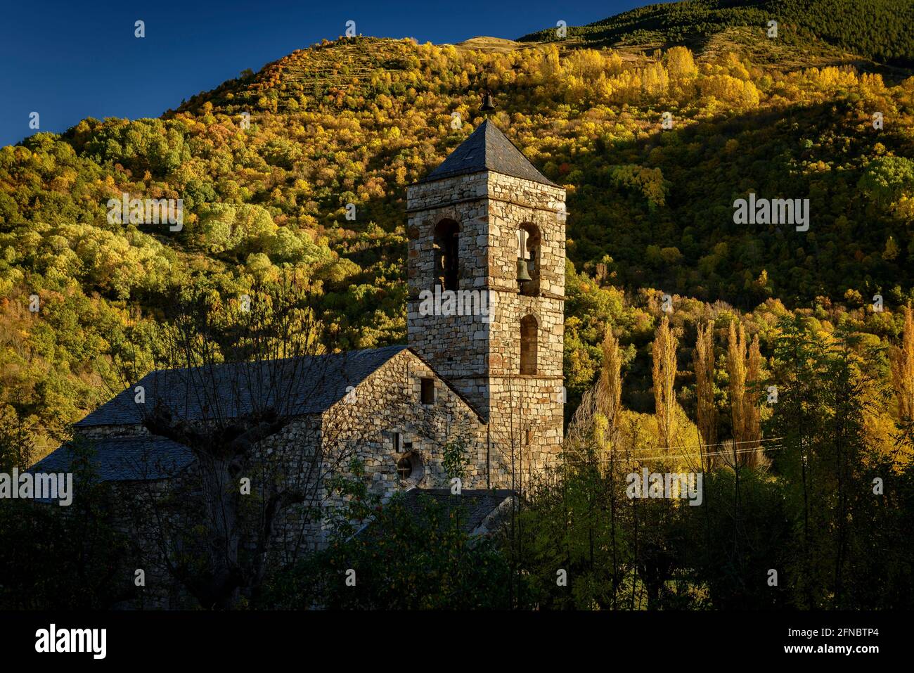 Église romane de Sant Salvador de Barruera en automne (Vall de Boí, Catalogne, Espagne, Pyrénées) ESP: Iglesia románica de St Salvador de Barruera Banque D'Images