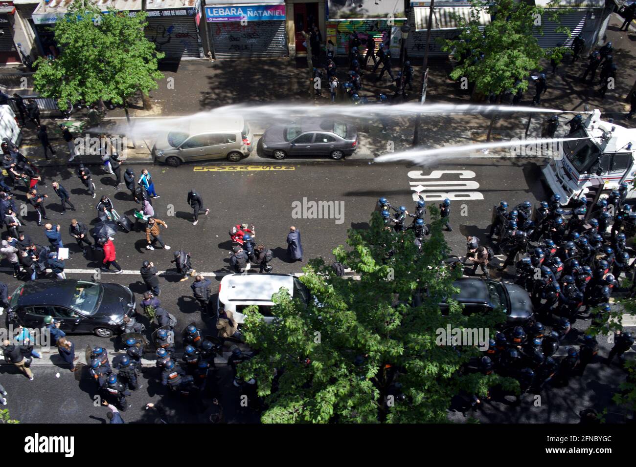 La police a pompier des canons à eau pour disperser les partisans palestiniens réunis lors de la manifestation Pro-palestinienne, Boulevard Barbès, Paris, France, le 15 mai 2021 Banque D'Images