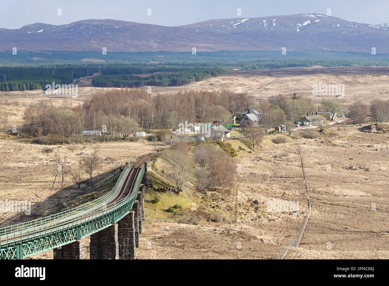 Rannoch Lattice girder viaduc West Highland Railway Scottish Highlands avec la gare de Rannoch à distance, un arrêt sur le caledonian Sleeper Banque D'Images