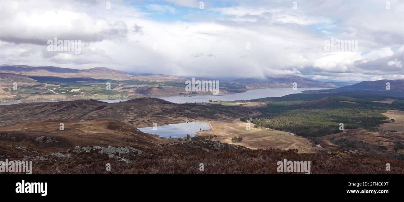 Vue sur Rannoch Moor depuis Leagag avec Loch Monaghan en premier plan et Loch Rannoch au loin, Écosse, Royaume-Uni Banque D'Images