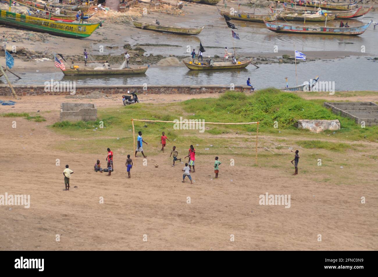 Un terrain de football avec des buts sur un terrain sec en Afrique près de la mer. Banque D'Images