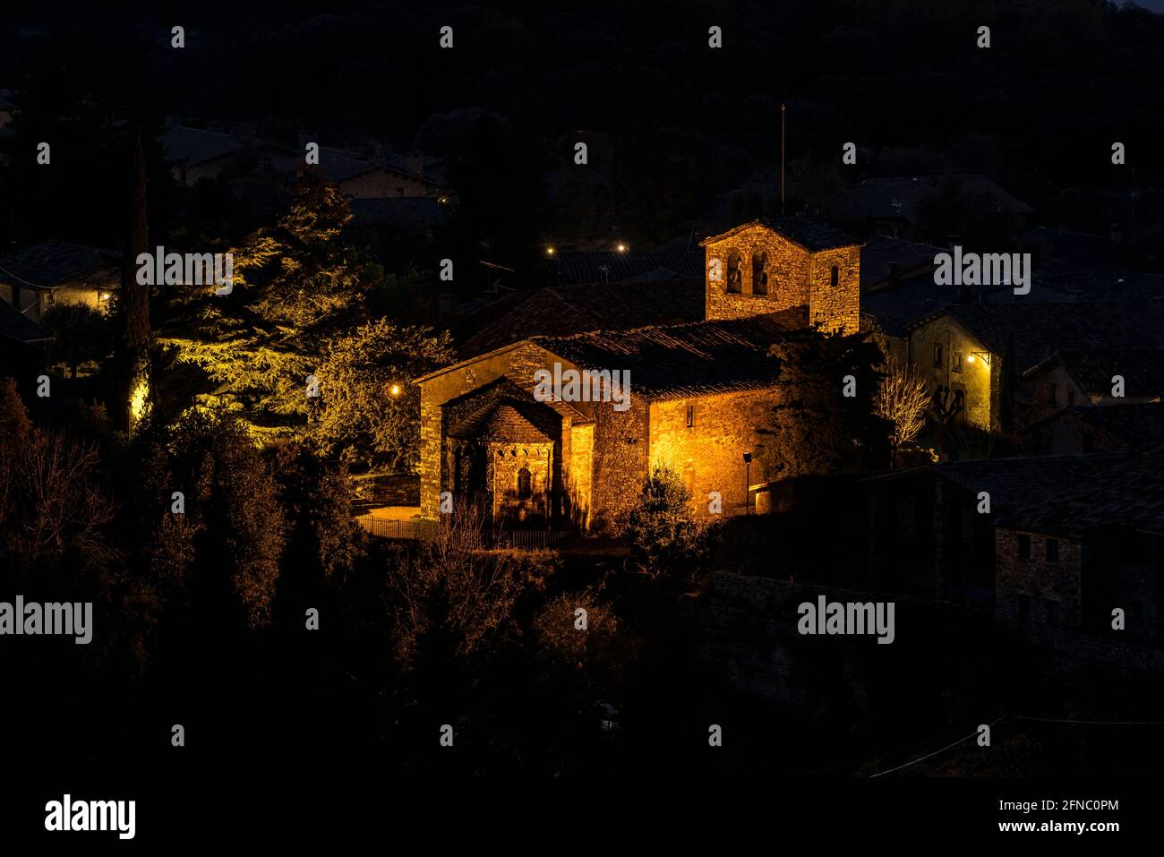 Tavertet village au crépuscule. En arrière-plan, quelques villages de la Plana de Vic (Osona, Catalogne, Espagne) ESP: Pueblo de Tavertet al crepúsculo Banque D'Images