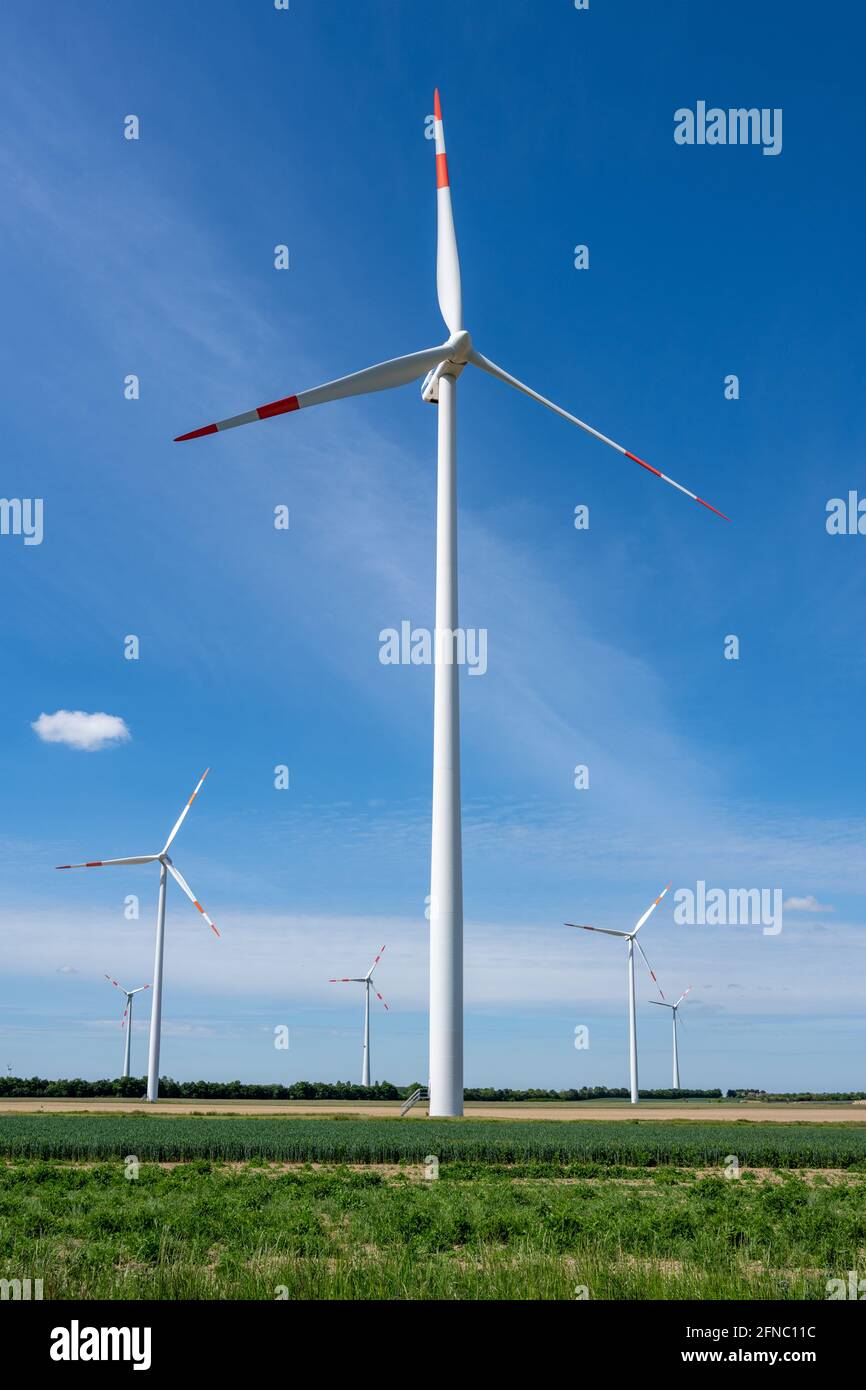 Éoliennes vues dans les zones rurales de l'Allemagne Banque D'Images