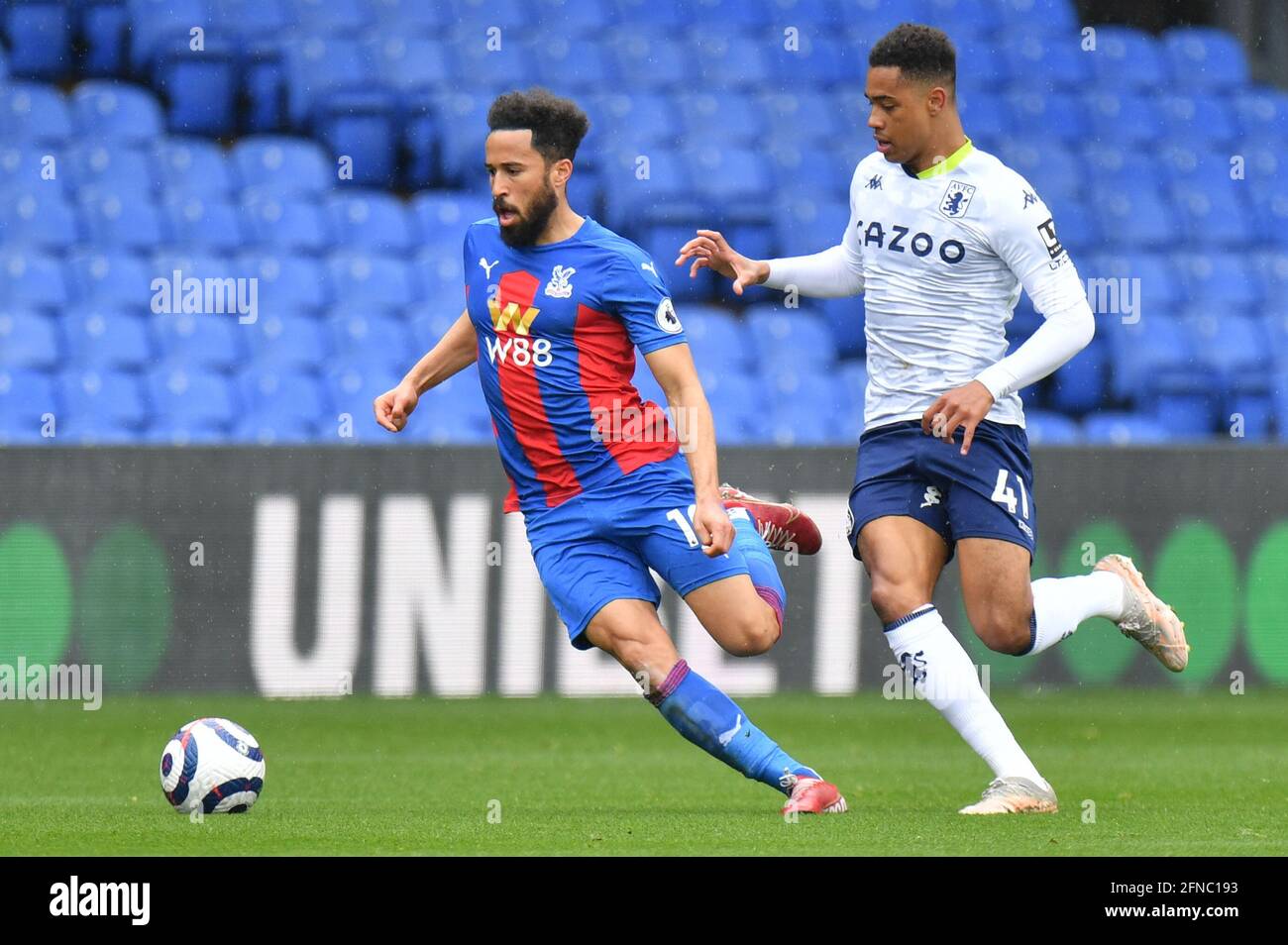 LONDRES, ANGLETERRE - 16 MAI : Andros Townsend of Crystal Palace et Jacob Ramsey of Aston Villa pendant le match de Premier League entre Crystal Palace et Aston Villa à Selhurst Park le 16 mai 2021 à Londres, Royaume-Uni. Les stades sportifs du Royaume-Uni restent soumis à des restrictions strictes en raison de la pandémie du coronavirus, car les lois de distanciation sociale du gouvernement interdisent aux fans à l'intérieur des lieux, ce qui entraîne des matchs à huis clos. (Photo par Sebastian Frej/MB Media) Banque D'Images