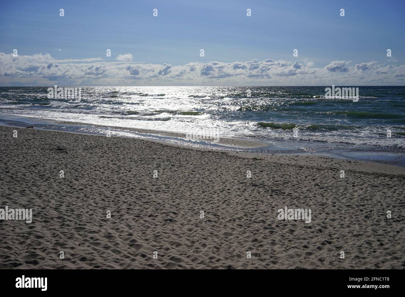 Seascape déserte sur la mer Baltique et des dunes de sable Banque D'Images