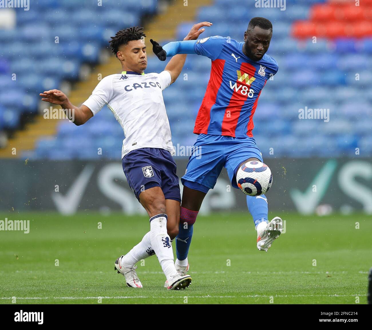 Londres, Royaume-Uni. 16 mai 2021. Ollie Watkins d'Aston Villa s'est attaqué par Cheikhou Kouyate de Crystal Palace lors du match de la Premier League à Selhurst Park, Londres. Le crédit photo devrait se lire: David Klein/Sportimage crédit: Sportimage/Alay Live News Banque D'Images