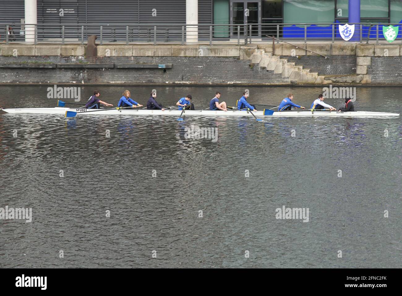 Équipe d'aviron sur le canal du navire de Manchester à Salford Quays Manchester. Banque D'Images