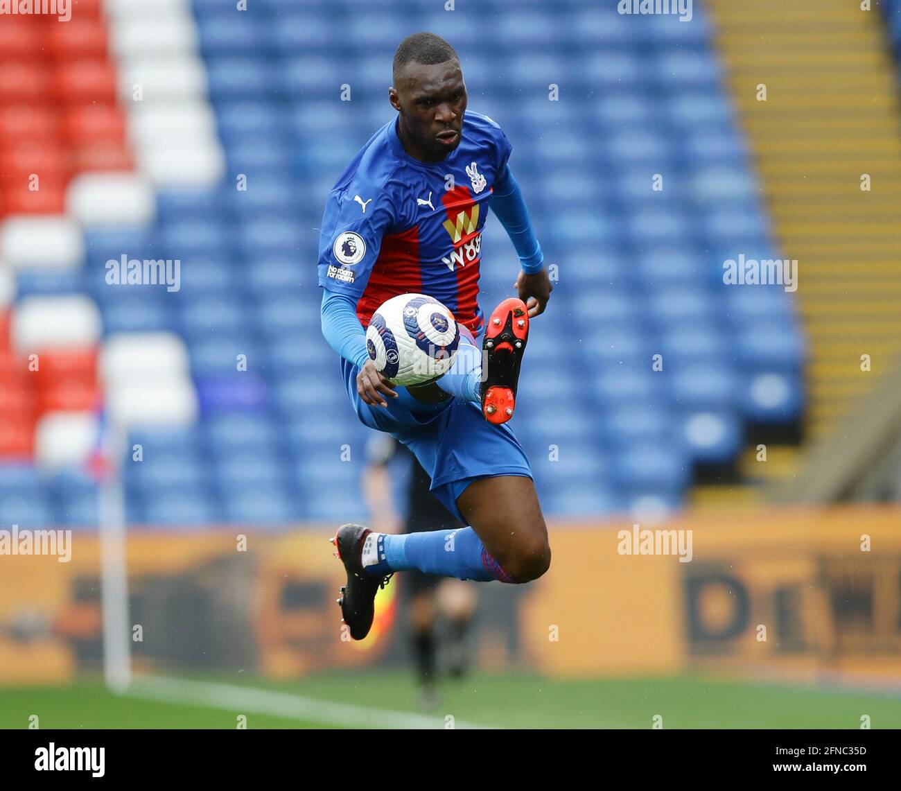 Londres, Royaume-Uni. 16 mai 2021. Christian Benteke de Crystal Palace atteint le ballon pendant le match de la Premier League à Selhurst Park, Londres. Le crédit photo devrait se lire: David Klein/Sportimage crédit: Sportimage/Alay Live News Banque D'Images