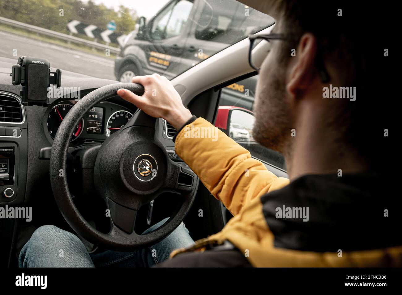 Cambridge UK Mai 2021 intérieur d'un polo volkswagen. Homme conduisant la voiture sur les routes du Royaume-Uni, volant sur le côté droit. Vue de la Volkswagen Banque D'Images
