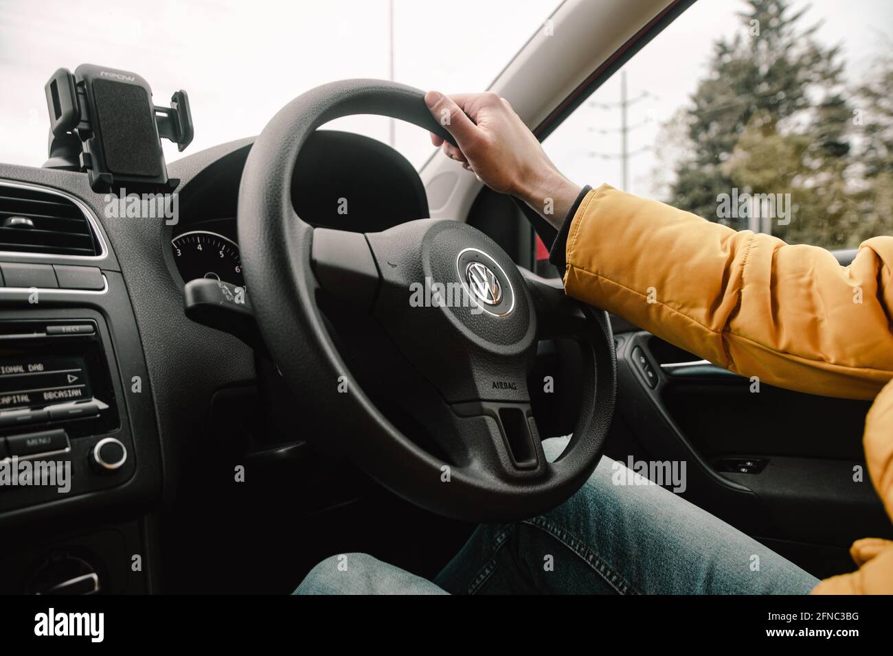 Cambridge UK Mai 2021 intérieur d'un polo volkswagen. Homme conduisant la  voiture sur les routes du Royaume-Uni, volant sur le côté droit. Vue de la  Volkswagen Photo Stock - Alamy