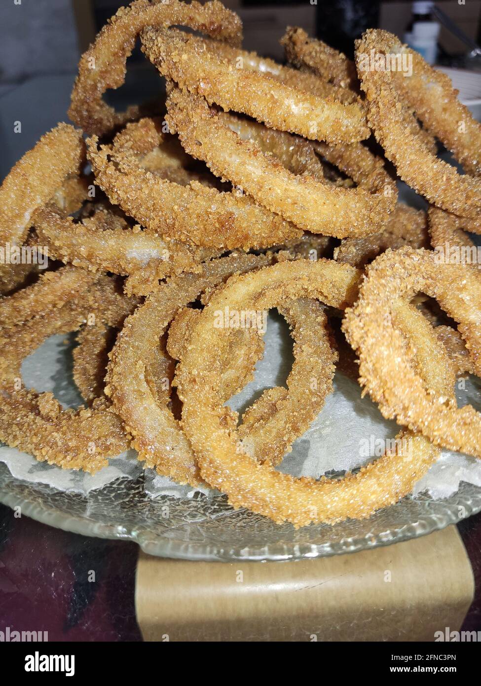 desi cuisine indienne épicée pour le dîner dans les assiettes sur la table Banque D'Images