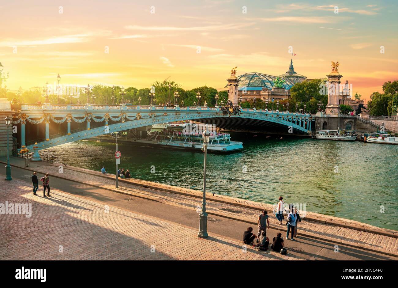 Remblai près du pont d'Alexandre III à Paris au coucher du soleil Banque D'Images