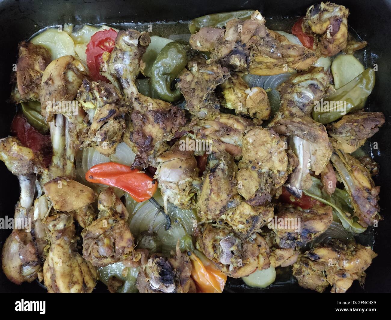 desi cuisine indienne épicée pour le dîner dans les assiettes sur la table Banque D'Images