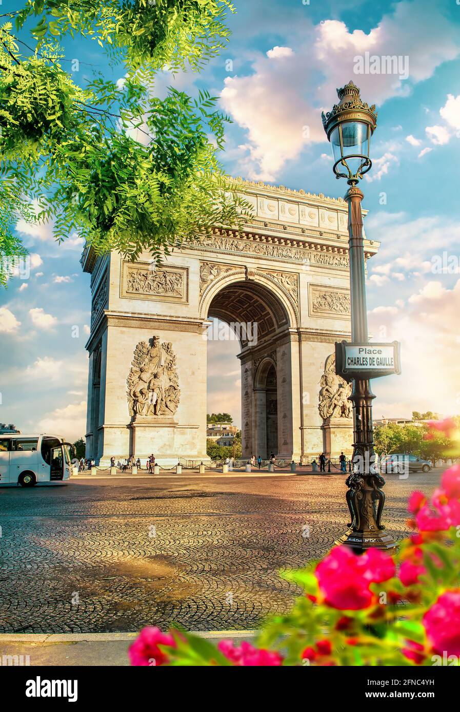 Arche triomphale à Paris au lever du soleil de printemps Banque D'Images