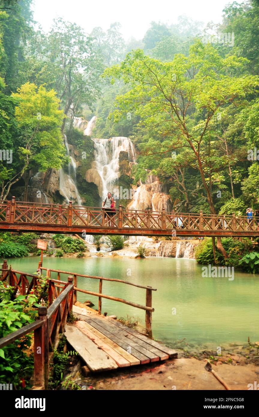 Laotien personnes voyageurs étrangers Voyage visite sur le pont en bois pour Regardez et prenez des photos au point de vue de Tat Kuang si Chutes chutes chutes d'eau à Luangpraban Banque D'Images