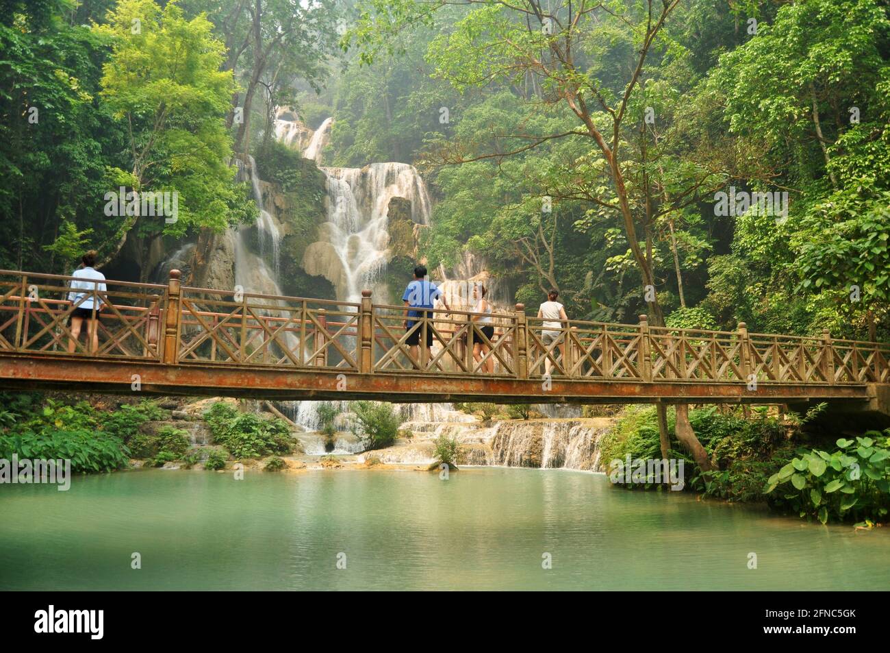 Laotien personnes voyageurs étrangers Voyage visite sur le pont en bois pour Regardez et prenez des photos au point de vue de Tat Kuang si Chutes chutes chutes d'eau à Luangpraban Banque D'Images