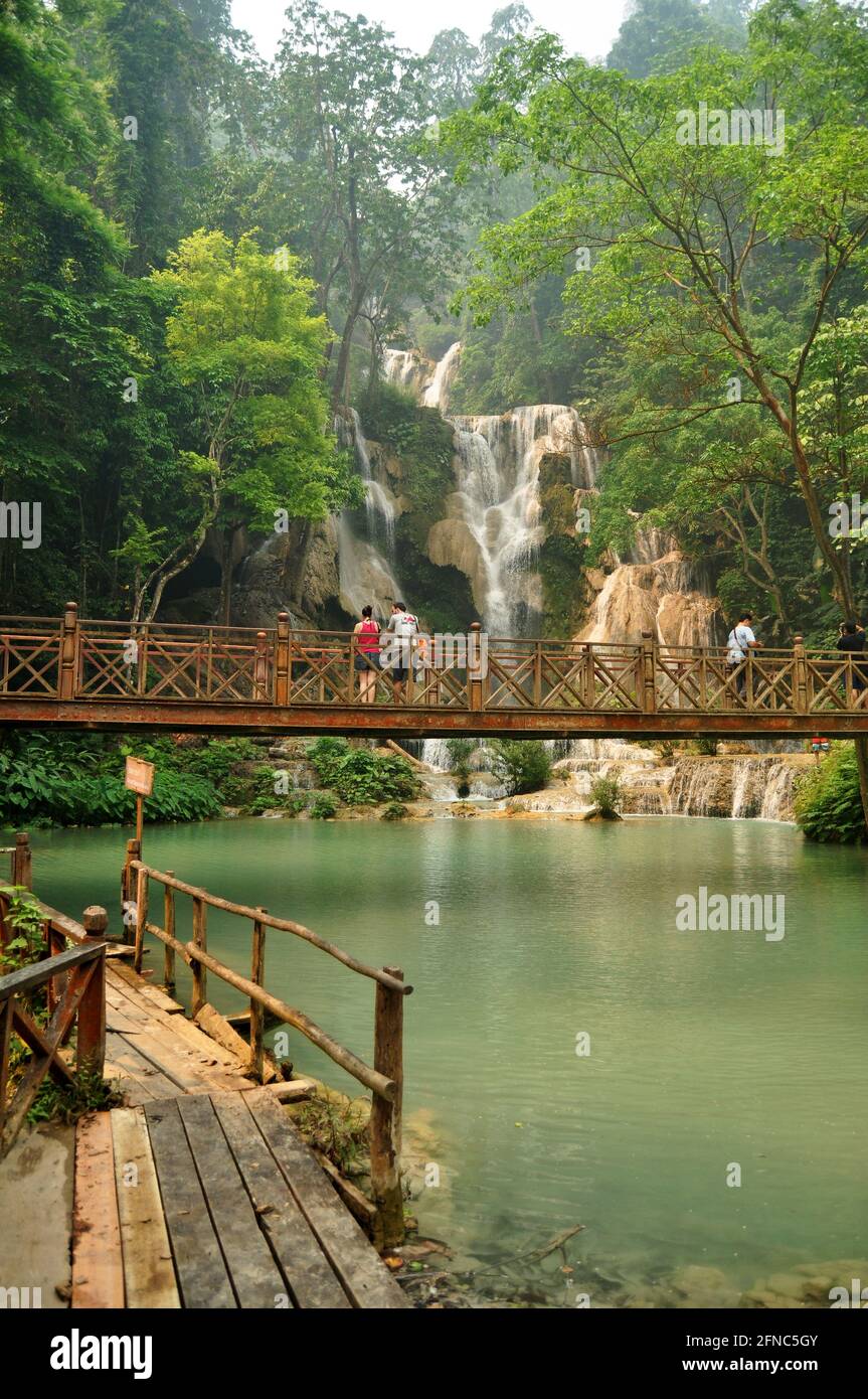 Laotien personnes voyageurs étrangers Voyage visite sur le pont en bois pour Regardez et prenez des photos au point de vue de Tat Kuang si Chutes chutes chutes d'eau à Luangpraban Banque D'Images