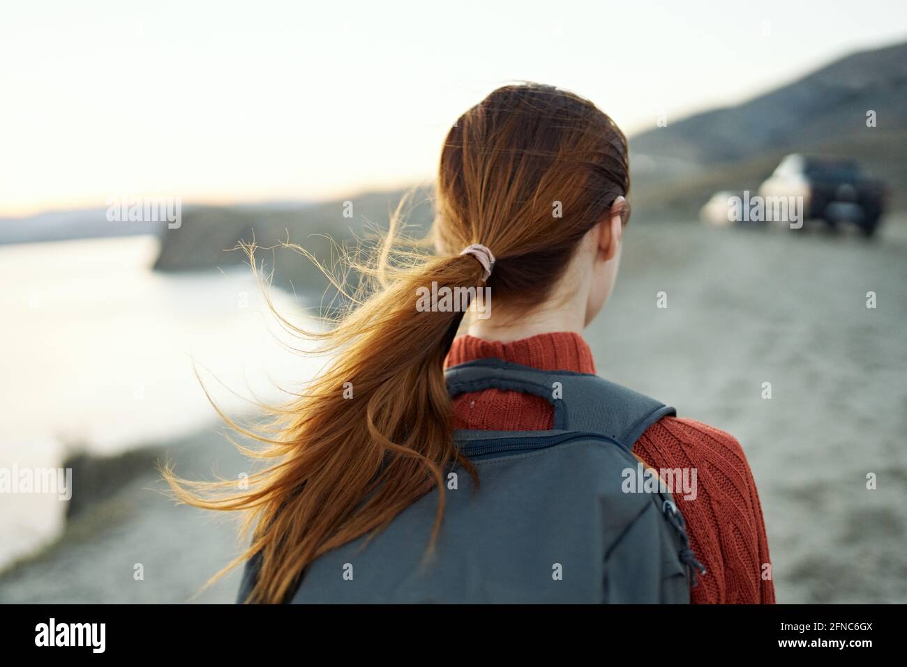 roux femme dans veste avec sac à dos Voyage randonnée