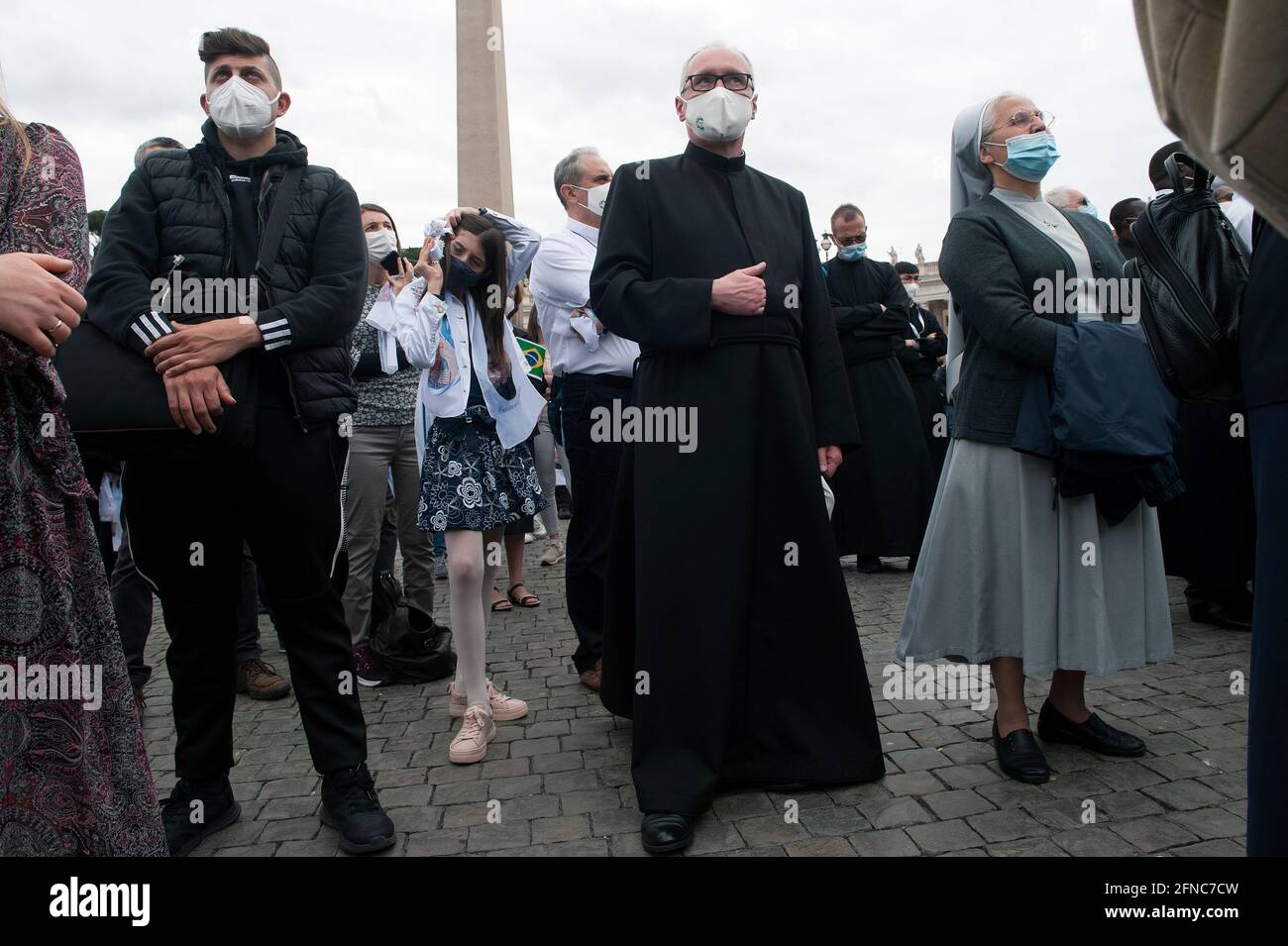 Rome, Italie. 16 mai 2021. 16 mai 2021. : fidèle pendant l'Angelus sur la place Siant Pierre au Vatican crédit: Agence de photo indépendante/Alamy Live News Banque D'Images