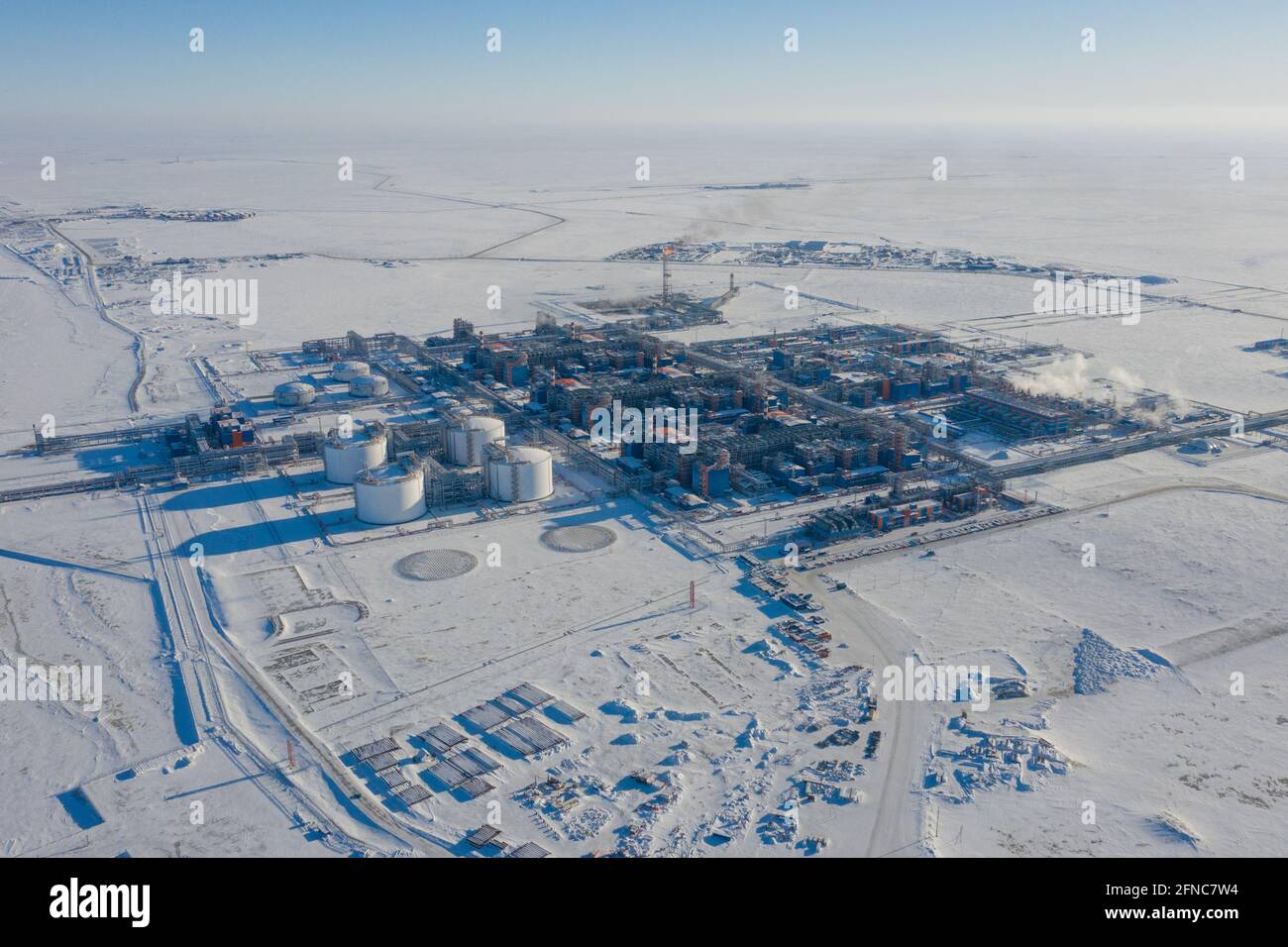 Sabetta, région de Tyumen, Russie - 31 mars 2021 : usine de traitement du gaz naturel en Russie. Une plante dans le nord lointain. Banque D'Images Sabetta, région de Tyumen, Russie - 31 mars 2021 : usine de traitement du gaz naturel en Russie. Une plante dans le nord lointain. Banque D'Images