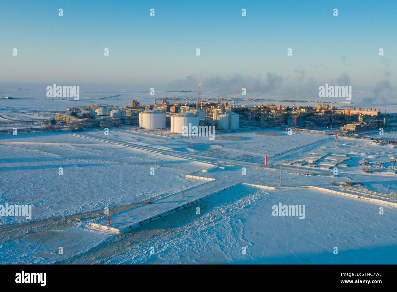 Sabetta, région de Tyumen, Russie - 31 mars 2021 : usine de traitement du gaz naturel en Russie. Une plante dans le nord lointain. Banque D'Images Sabetta, région de Tyumen, Russie - 31 mars 2021 : usine de traitement du gaz naturel en Russie. Une plante dans le nord lointain. Banque D'Images