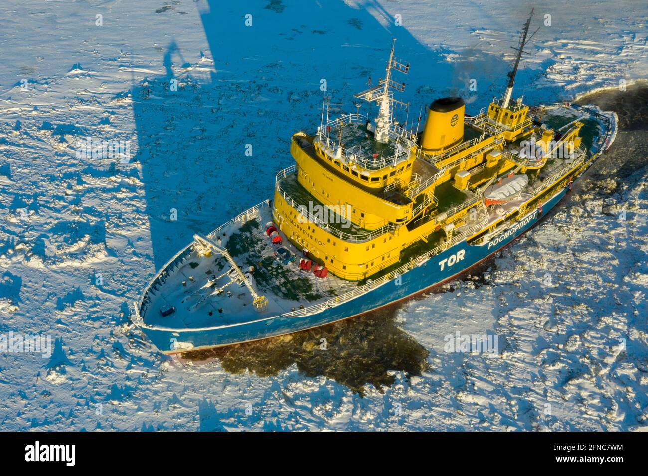 Sabetta, région de Tyumen, Russie - 27 mars 2021 : le brise-glace Tor se déplace dans les glaces. Banque D'Images
