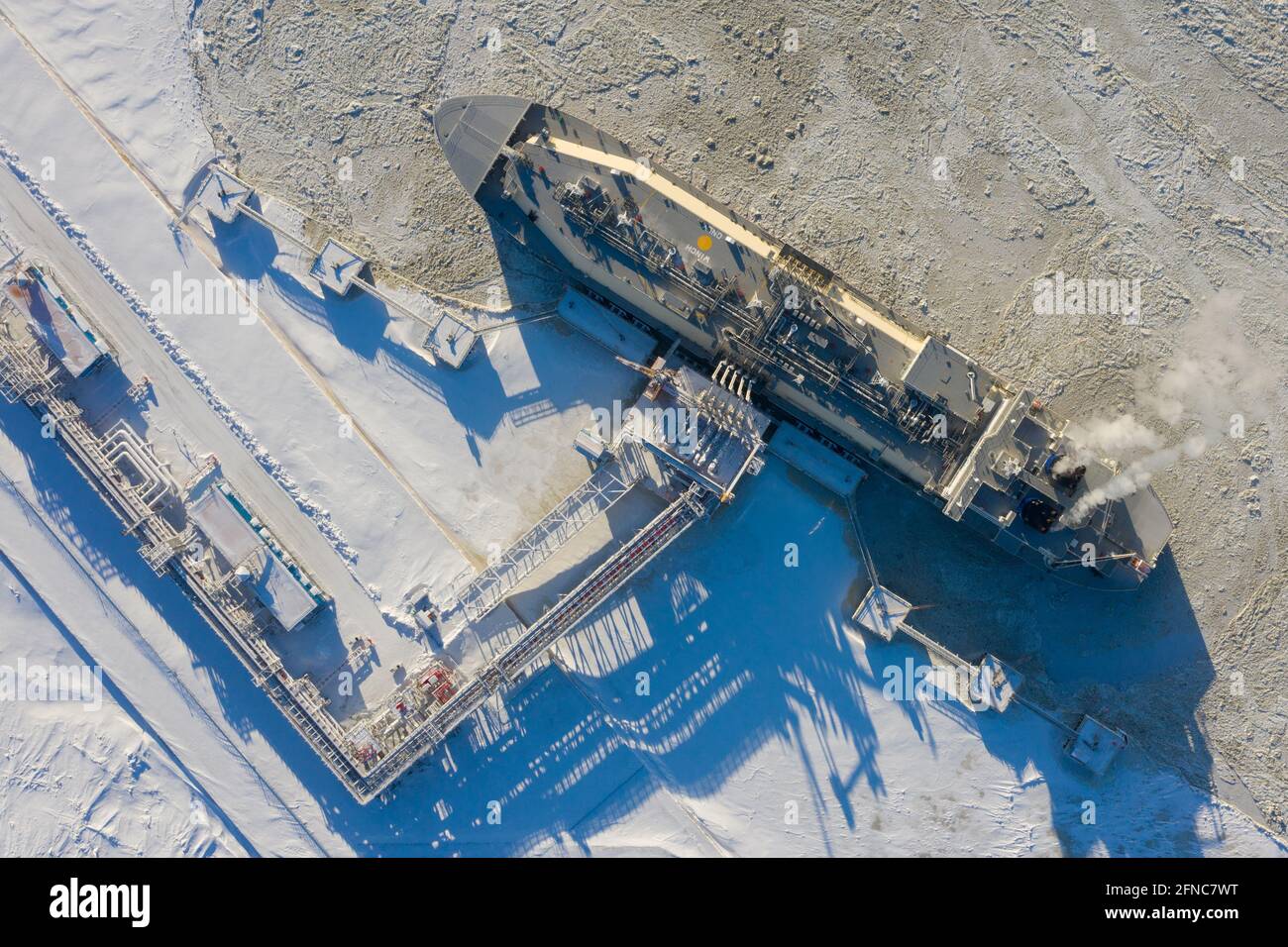 Sabetta, région de Tyumen, Russie - 30 mars 2021 : le transporteur de gaz Vladimir Vize est chargé de gaz naturel liquéfié à la berth. Banque D'Images