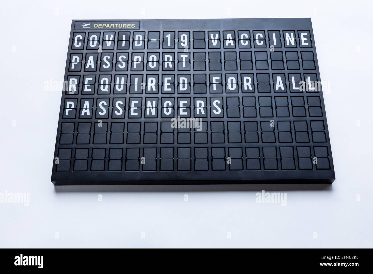 Concept de problèmes de voyage départs d'aéroports à bord COVID-19 coronavirus vaccin Covid passeport requis Banque D'Images Concept de problèmes de voyage départs d'aéroports à bord COVID-19 coronavirus vaccin Covid passeport requis Banque D'Images