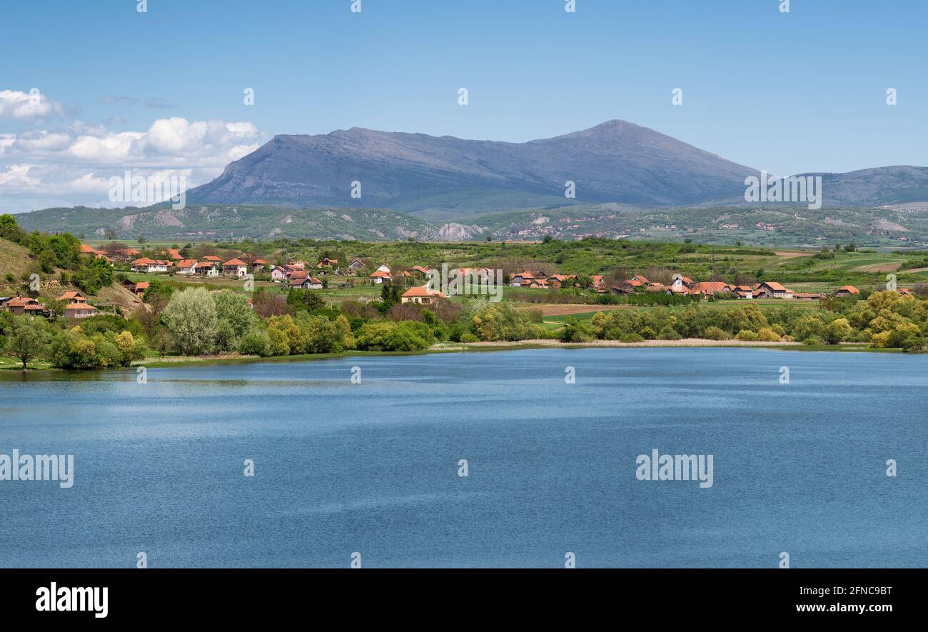 Lac Bovan et montagne Rtanj près de Sokobanja dans l'est de la Serbie Banque D'Images