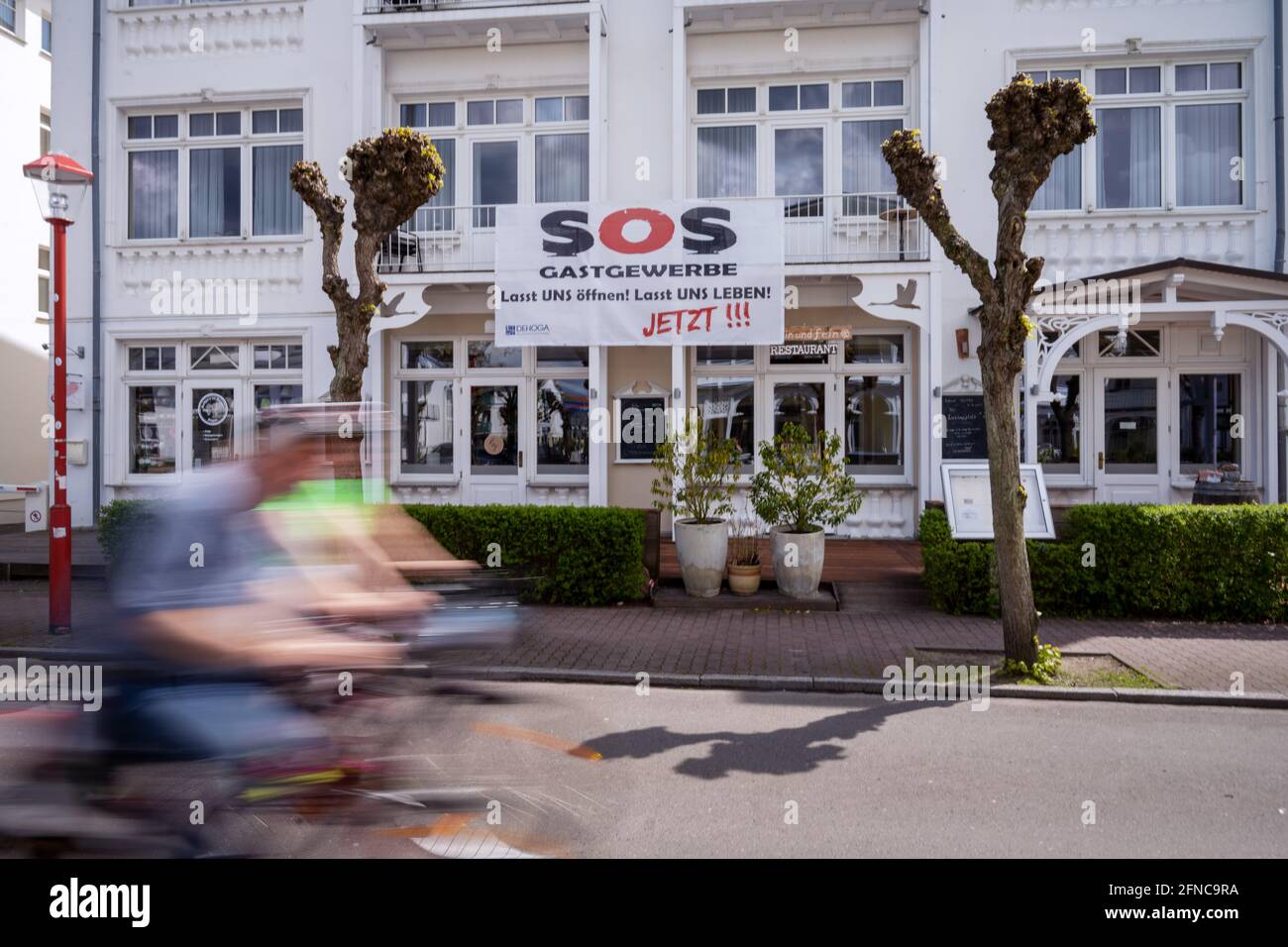 Binz, Allemagne. 16 mai 2021. Une affiche avec les mots 'se Gastgewerbe' est accroché à un hôtel sur l'île de Rügen. L'ouverture progressive du tourisme à l'échelle de l'État provoque une colère croissante sur la plus grande île de vacances d'Allemagne. Compte tenu des faibles taux d'incidence dans le district de Vorpommern-Rügen, le retard d'ouverture n'est pas proportionné et inacceptable, selon un article publié sur le site Internet de l'Association du tourisme de Rügen. L'association Rügen a été chargée d'engager une action en justice contre l'ordonnance de l'État de Corona. Credit: Stefan Sauer/dpa/Alay Live News Banque D'Images