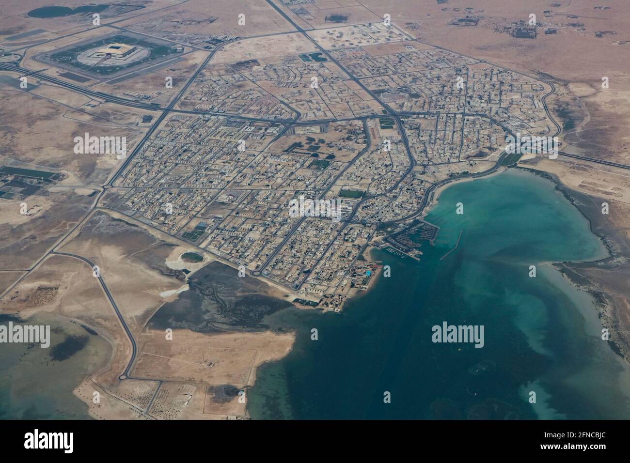 Doha – Qatar, 12 mai 2021 : vue aérienne montrant la ville qatari d'Al Khor sur la baie d'Al Khor dans le golfe Arabo-Persique Banque D'Images