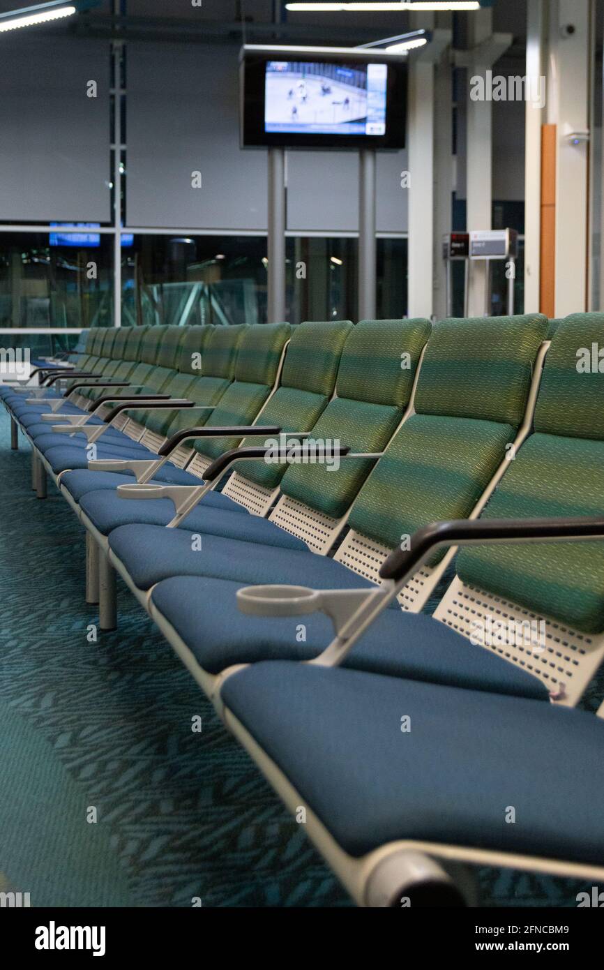 Attente à la porte pour un vol de nuit depuis l'aéroport international de Vancouver. Banque D'Images