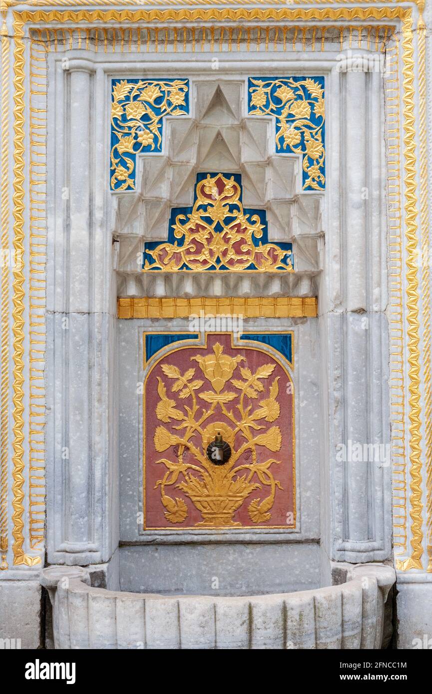 Fontaine décorative sur le terrain du Palais de Topkapi à Istanbul en Turquie Banque D'Images