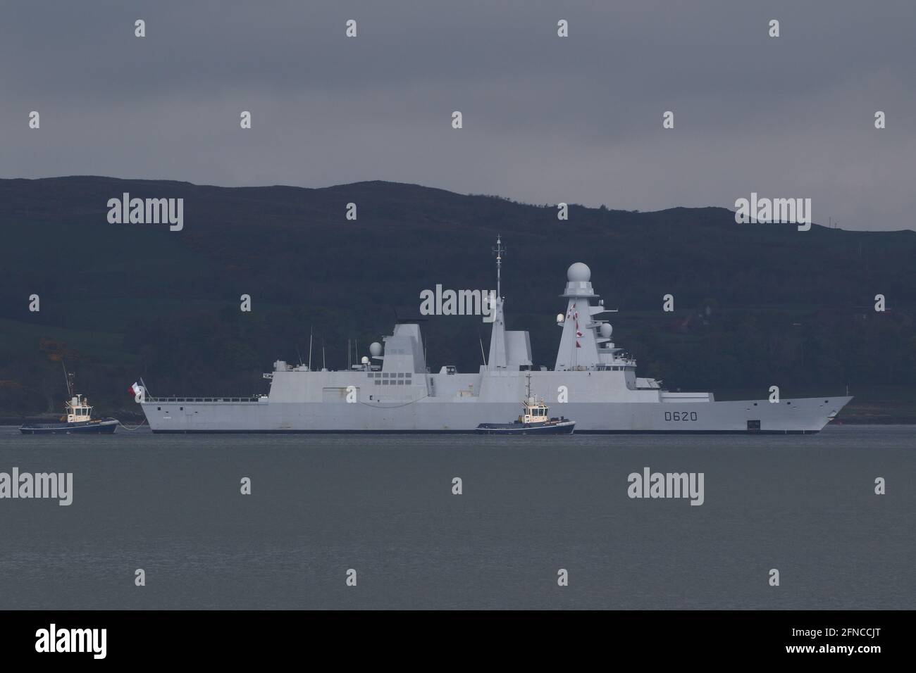 FS Forbin (D620), un destroyer de défense aérienne de classe Horizon exploité par la Marine française, arrivant à Fairlie sur le Firth de Clyde pour participer aux exercices militaires Strike Warrior, joint Warrior 21-1, et formidable Shield 2021. Elle a été escortée sur son berth à Fairlie Pier par les remorqueurs Clyde Marine Services CMS Wrestler et CMS Boxer. Banque D'Images