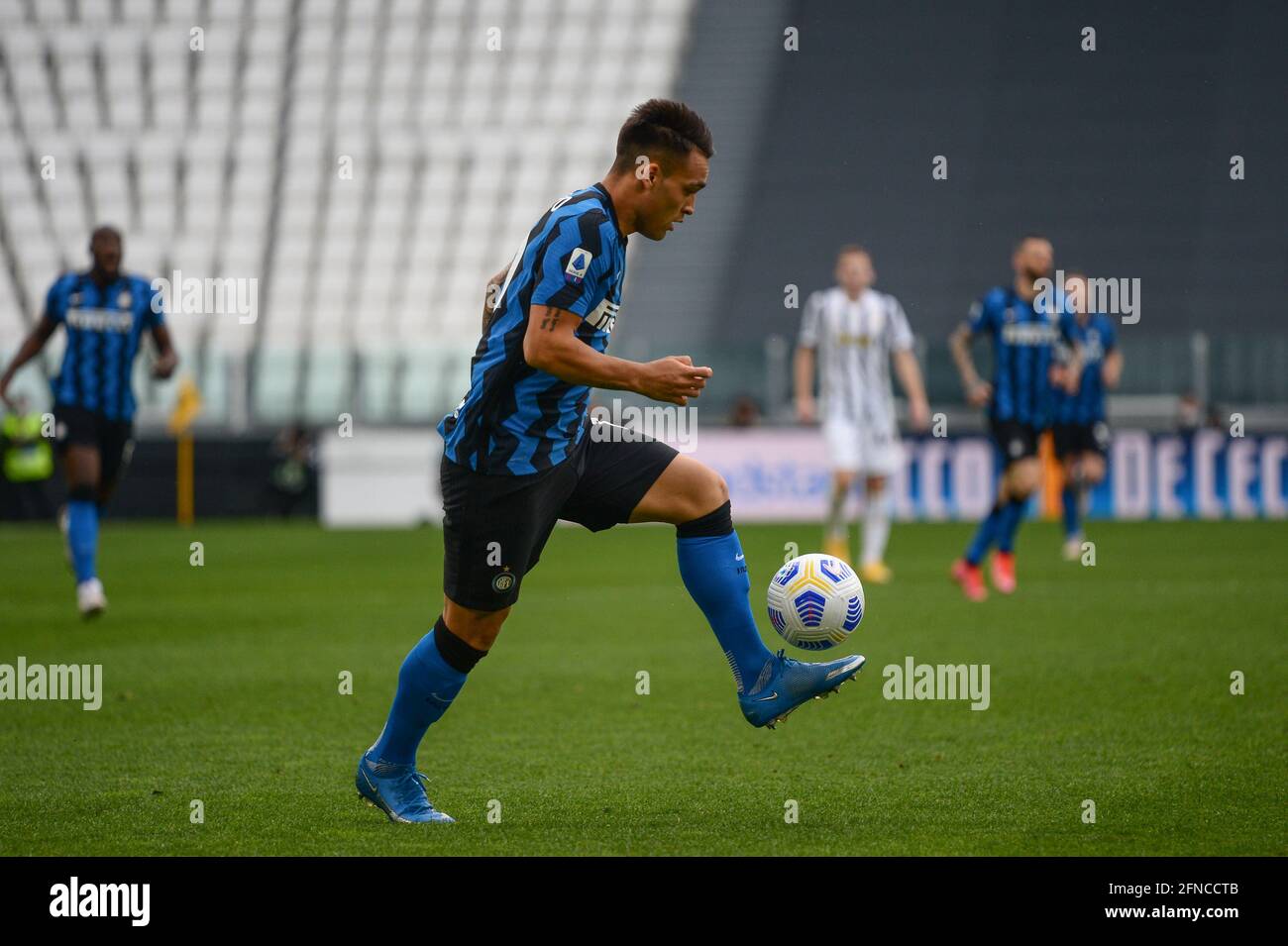 Turin, Italie. 15 mai 2021. Lautaro Martinez du FC Internazionale lors de la série UN match de football entre Juventus FC et l'Inter Milan à Turin, Italie, le 15 mai 2021. Les stades sportifs autour de l'Italie restent soumis à des restrictions strictes en raison de la pandémie du coronavirus, car les lois de distanciation sociale du gouvernement interdisent aux fans à l'intérieur des lieux, ce qui entraîne le jeu derrière des portes fermées. Juventus a gagné 3-2 sur Inter Milan (photo par Alberto Gandolfo/Pacific Press/Sipa USA) Credit: SIPA USA/Alay Live News Banque D'Images