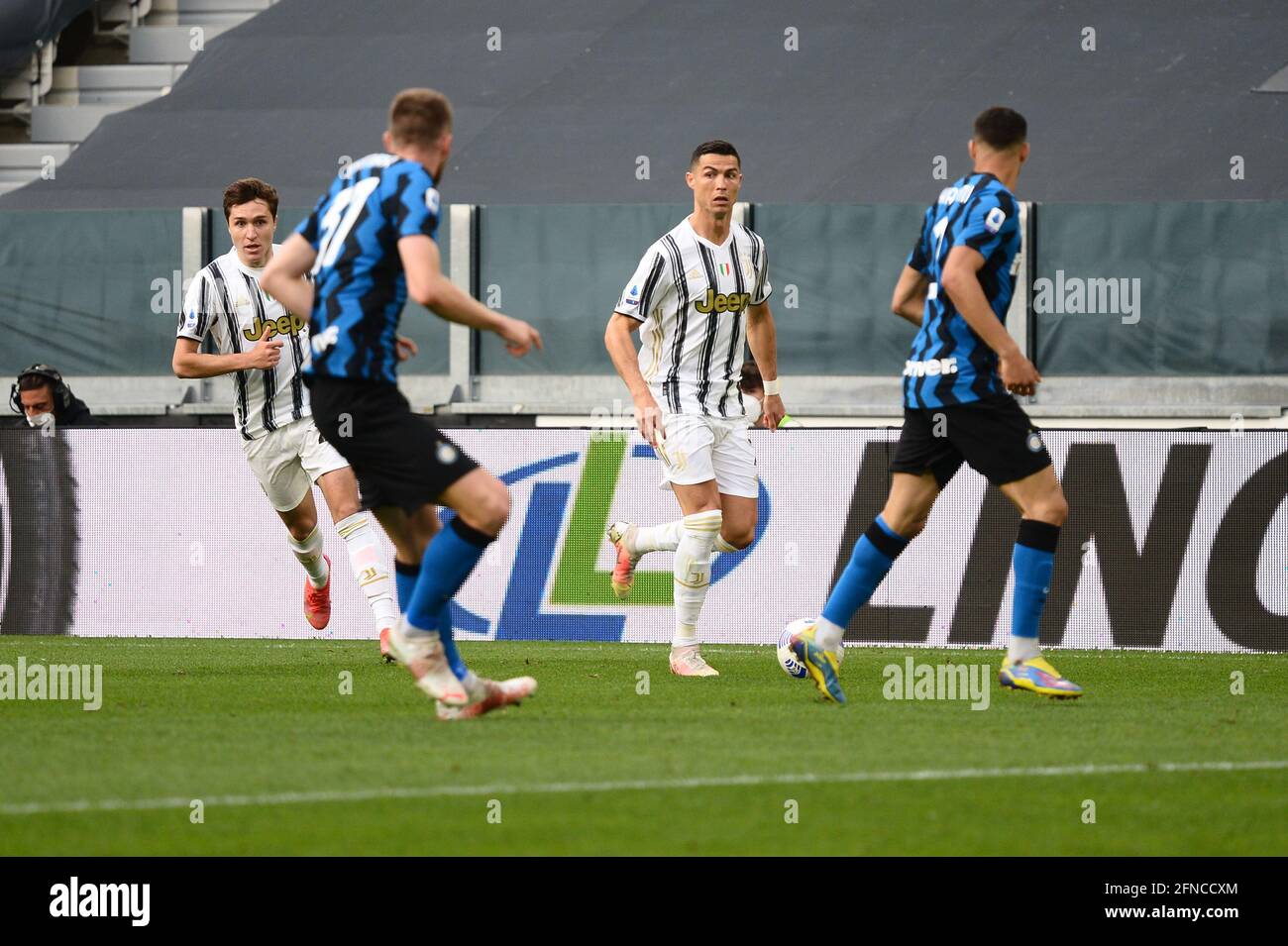 Turin, Italie. 15 mai 2021. Cristiano Ronaldo de Juventus FC lors de la série UN match de football entre Juventus FC et Inter Milan à Turin, Italie, le 15 mai 2021. Les stades sportifs autour de l'Italie restent soumis à des restrictions strictes en raison de la pandémie du coronavirus, car les lois de distanciation sociale du gouvernement interdisent aux fans à l'intérieur des lieux, ce qui entraîne le jeu derrière des portes fermées. Juventus a gagné 3-2 sur Inter Milan (photo par Alberto Gandolfo/Pacific Press/Sipa USA) Credit: SIPA USA/Alay Live News Banque D'Images