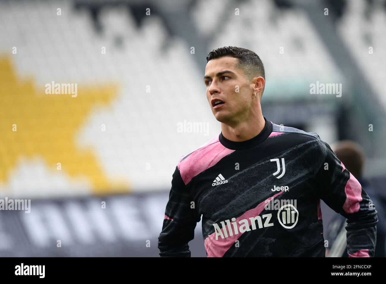 Turin, Italie. 15 mai 2021. Cristiano Ronaldo de Juventus FC lors de la série UN match de football entre Juventus FC et Inter Milan à Turin, Italie, le 15 mai 2021. Les stades sportifs autour de l'Italie restent soumis à des restrictions strictes en raison de la pandémie du coronavirus, car les lois de distanciation sociale du gouvernement interdisent aux fans à l'intérieur des lieux, ce qui entraîne le jeu derrière des portes fermées. Juventus a gagné 3-2 sur Inter Milan (photo par Alberto Gandolfo/Pacific Press/Sipa USA) Credit: SIPA USA/Alay Live News Banque D'Images