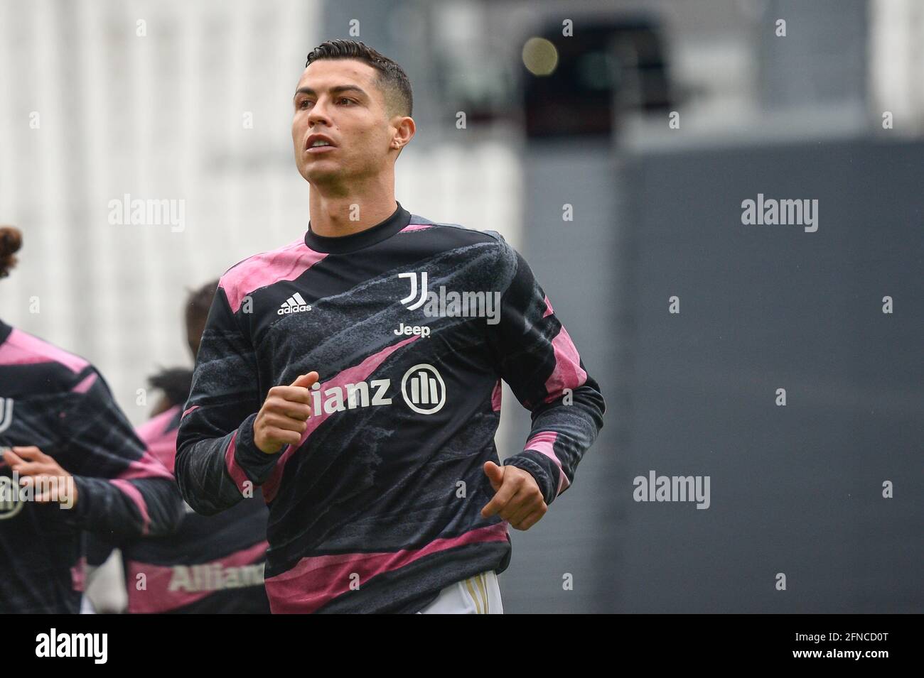 Turin, Italie. 15 mai 2021. Cristiano Ronaldo de Juventus FC lors de la série UN match de football entre Juventus FC et Inter Milan à Turin, Italie, le 15 mai 2021. Les stades sportifs autour de l'Italie restent soumis à des restrictions strictes en raison de la pandémie du coronavirus, car les lois de distanciation sociale du gouvernement interdisent aux fans à l'intérieur des lieux, ce qui entraîne le jeu derrière des portes fermées. Juventus a gagné 3-2 sur Inter Milan (photo par Alberto Gandolfo/Pacific Press/Sipa USA) Credit: SIPA USA/Alay Live News Banque D'Images