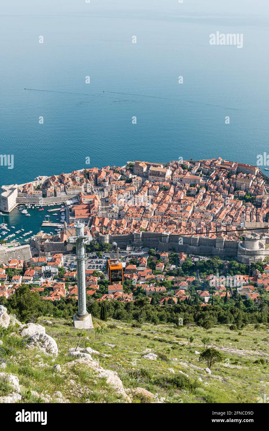 Dubrovnik Croatie côte Dalmate dubrovnik téléphérique menant au mont Srd Dubrovnik Old Town vue aérienne de la côte dalmate, Dubrovnik, Croatie, Europe Banque D'Images