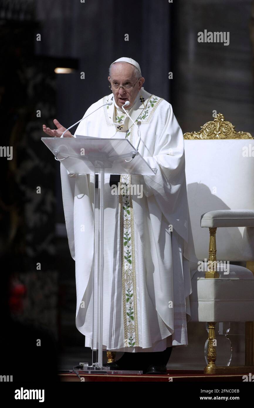 Rome. Vatican, le 16 mai 2021 : le pape François célèbre une messe à la basilique Saint-Pierre pour les fidèles du Myanmar vivant à Rome. Vatican, le 16 mai 2021 Credit: dpa Picture Alliance/Alay Live News Banque D'Images