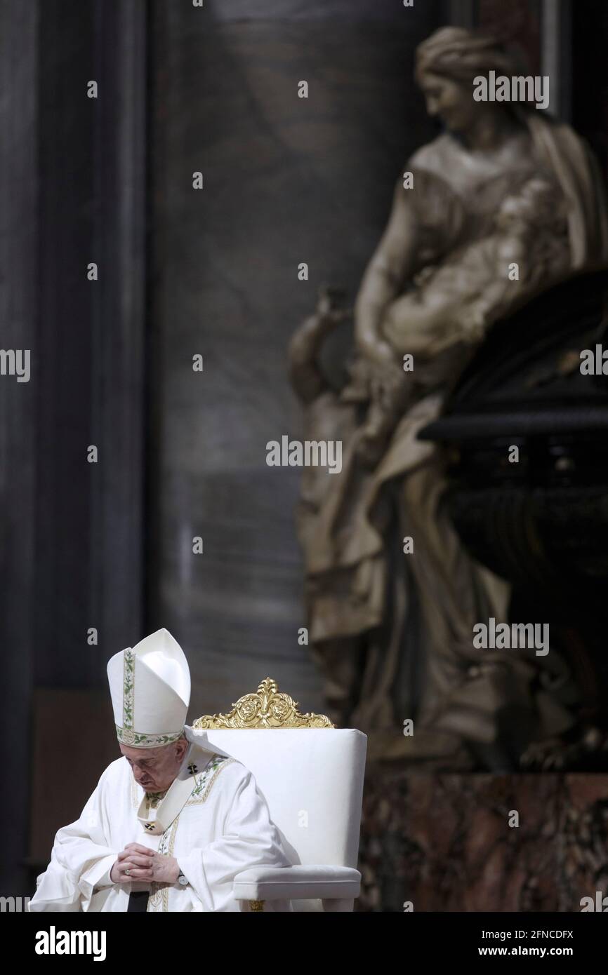 Rome. Vatican, le 16 mai 2021 : le pape François célèbre une messe à la basilique Saint-Pierre pour les fidèles du Myanmar vivant à Rome. Vatican, le 16 mai 2021 Credit: dpa Picture Alliance/Alay Live News Banque D'Images